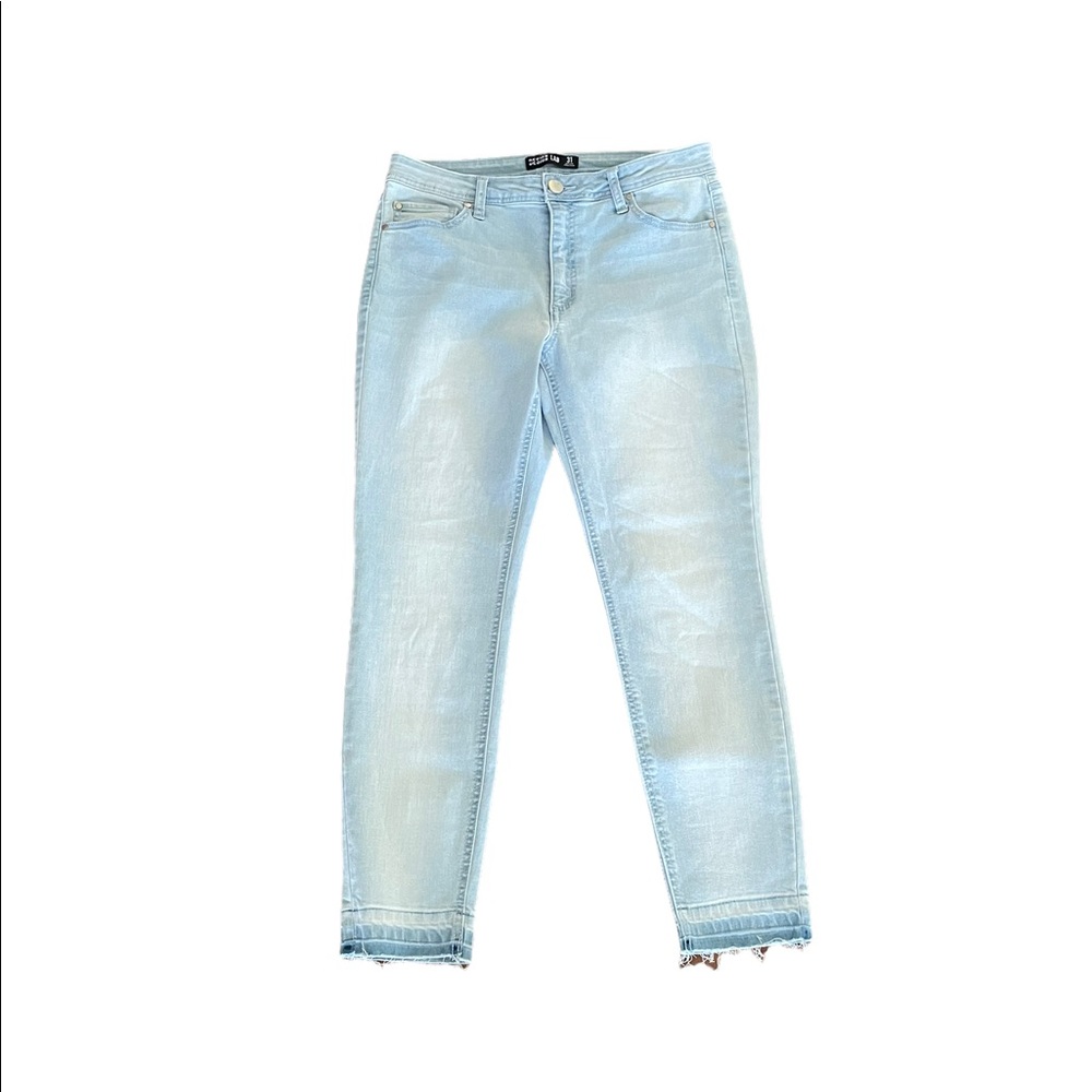 NWOT Design Lab light wash raw hem cotton blend denim jean size 31